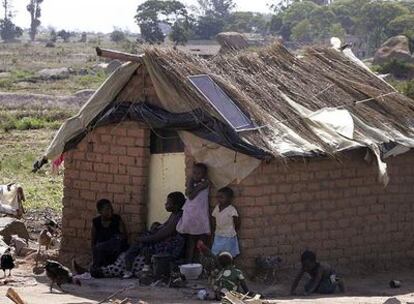 Una familia en su humilde vivienda en Harare, la capital de Zimbabue