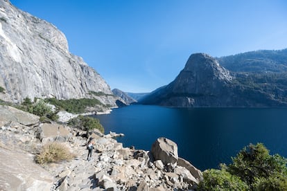 Mariel Galán en el Pinecrest Lake, un lago cerca del parque nacional de Yosemite.