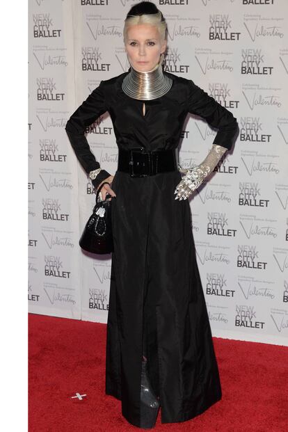 Daphne Guinness volvió a sorprender con este estilismo de inspiración gótica. La artista e icono de moda acudió con un maxi abrigo negro, plataformas metalizadas, guante de encaje y un collar estilo 'mujer jirafa'.