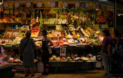 Un puesto de fruta y verdura en el mercado de la Encarnación de Sevilla, el 17 de septiembre.