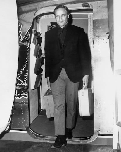 Marlon Brando y su maleta aterrizan en el aeropuerto de Iddewild, California, en 1961.