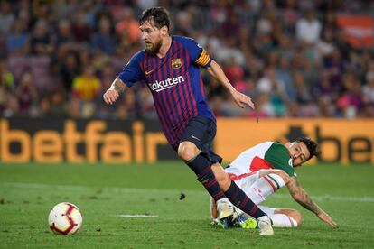 Messi se escapa de Guillermo Maripán.