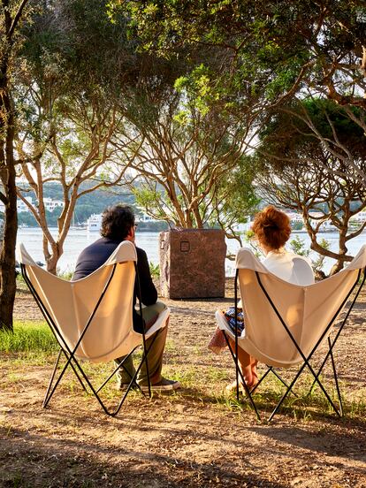 Los galeristas suizos en la terraza del restaurante Cantina, en la Isla del Rey, con 'Escuchando a la piedra III' (1996), de Chillida, al fondo.