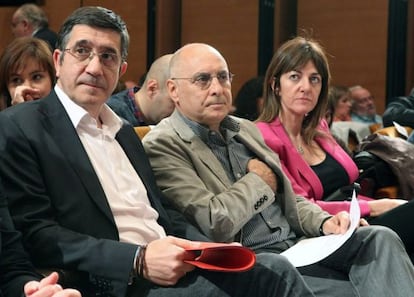 Patxi López, primero a la izquierda, junto a Rodolfo Ares e Idoia Mendia.
 