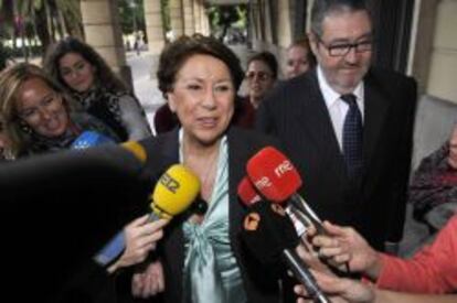 Fotograf&iacute;a de archivo (07/11/2013) de la exministra y exconsejera andaluza Magdalena &Aacute;lvarez (c), a su llegada a los Juzgados de Sevilla.