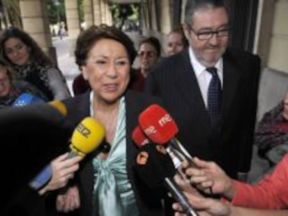 Fotograf&iacute;a de archivo (07/11/2013) de la exministra y exconsejera andaluza Magdalena &Aacute;lvarez (c), a su llegada a los Juzgados de Sevilla.