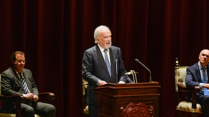 Santiago Muñoz Machado, en el estrado del teatro Maestranza de Sevilla.