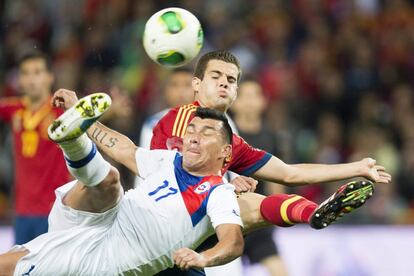 El debutante Nacho pelea por el control del balón con el chileno Gary Medel.