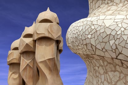 La última obra civil del arquitecto Antoni Gaudí fue la casa Milá (1906-1912), más conocida como 'La Pedrera' por su aspecto exterior de cantera. Se trata de un encargo del industrial Pere Milà i Camps y su mujer, Roser Segimon i Artells, para construir su residencia familiar y además disponer de apartamentos para alquiler. Criticado en la época por su rocambolesco aspecto, a punto estuvo de ser derribado por no cumplir con la normativa municipal. Declarado Bien Cultural del patrimonio mundial de la Unesco, actualmente acoge la sede de la fundación Catalunya-La Pedrera y todavía cuenta con algunos afortunados vecinos.