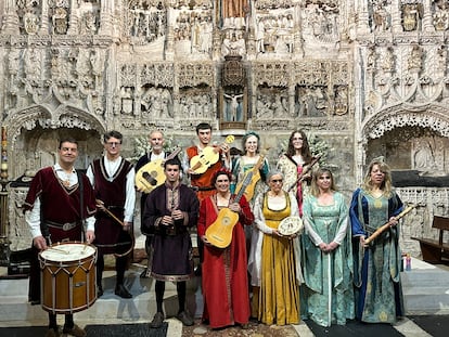 Die Alte-Musik-Gruppe Aldebarán vor der Kirche San Nicolás de Bari in Burgos, auf einem von der Gruppe bereitgestellten Bild.
