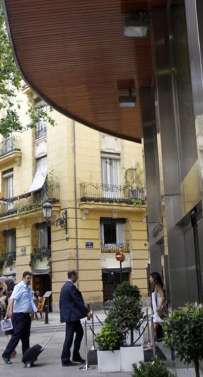 Entrada de un c&eacute;ntrico hotel de Valencia.