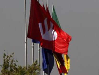 Banderas a media asta en la Ciudad Financiera de Santander, en Boadilla del Monte (Madrid).