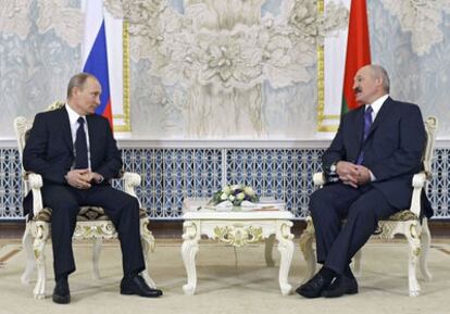 El primer ministro ruso, Vladimir Putin (i), y el presidente bielorruso, Alexandr Lukashenko (d), durante su reunión en Minsk en la que discutieron la construcción de centrales nucleares en Bielorrusia con la ayuda de Rusia.