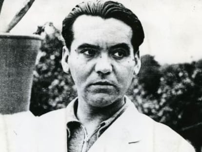 García Lorca en la Huerta de San Vicente, Granada (1935).