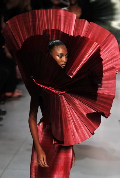 Una serie de vestidos realizados con hojas metálicas de finos plisados en diferentes colores han protagonizado el espectacular final en el centro Pompidou. Bajando por las escaleras (metálicas, claro), las modelos componían una imagen más propia de la ciencia ficción que de la vida real.