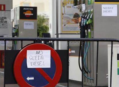 Gasolinera madrileña desabastecida de carburante a causa de la huelga de transportistas.