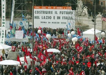 Una manifestación recorre Roma en la cuarta jornada de huelga contra el Gobierno de Berlusconi.