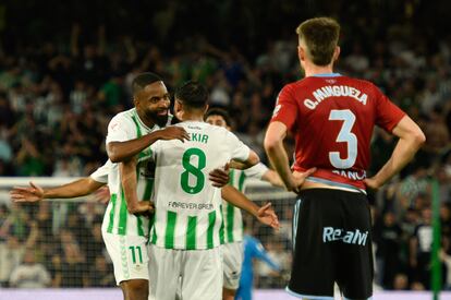 jugadores del Betis en partido de Laliga