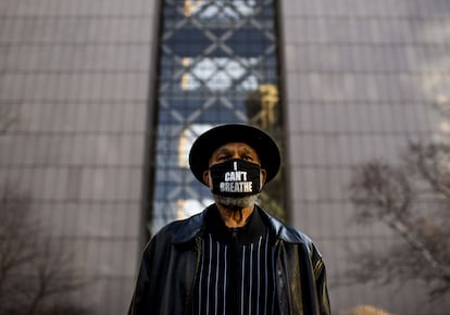 Un ciudadano con una mascarilla en la que se pueden leer las palabras que pronunció George Floyd: "No puedo respirar"
