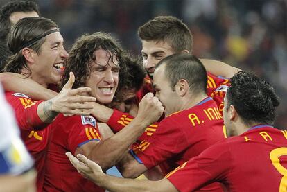 Ramos, Piqué, Iniesta y Xavi abrazan a Puyol tras su gol de cabeza en las semifinales ante Alemania.