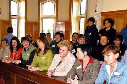 Algunas de las mujeres que han presentado el manifiesto, en un momento del acto celebrado hoy en San Sebastián.