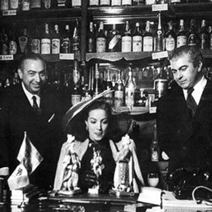 Cesáreo González (a la derecha), con María Félix y Perico Chicote.