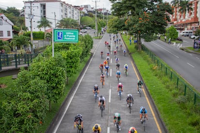 Aspecto de la carrera de categoría élite del Campeonato Nacional de Ciclismo en Ruta de Colombia en Pereira, Colombia, el 20 de junio de 2021.