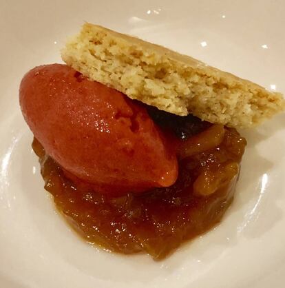 SORBETE DE TOMATILLO DE ÁRBOL SOBRE CHUTNEY DE FRUTAS Y GALLETA DE PIMIENTA ROSA, DEL RESTAURANTE ISLA DE LOBOS / CAPEL