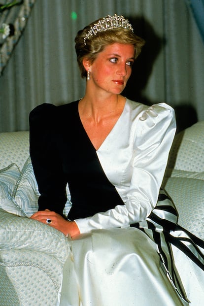 David y Elizabeth Emanuel volvieron a vestirla en 1986 con este vestido en blanco y negro para una cena organizada por la familia real de Arabia Saudí.