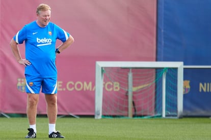 Ronald Koeman, durante el entrenamiento del Barcelona.