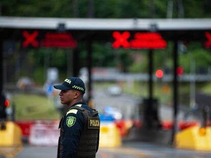 Un policía frente a una estación de cobro en una vía de Cundinamarca.