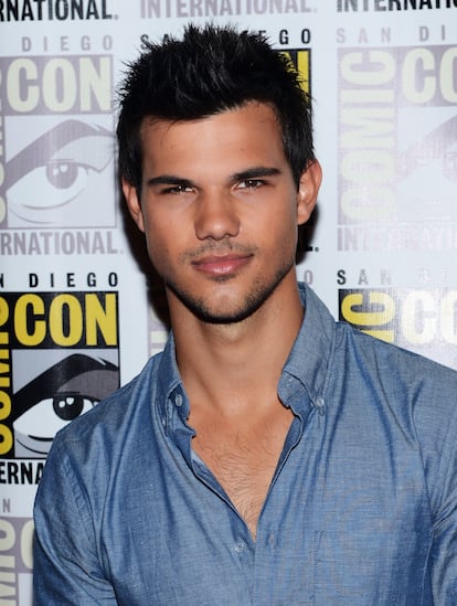 Taylor Lautner. Se hizo mundialmente famoso al interpretar a Jacob Black en la saga ‘Crepúsculo’, en la que empezó a trabajar con solo 16 años y por la que fue nominado a los premios Razzie, a peor actor del año. En la misma época, a principios de la segunda década de los 2000, también se convirtió en uno de los actores mejor pagados con ingresos de unos 32 millones de euros por sus películas (según la revista ‘Vanity Fair’). En 2014 entró a formar parte de la serie de la ‘BBC’ ‘Cuckoo’, pero después de tres temporadas se alejó definitivamente de la actuación. Se casó con Taylor Dome en 2022 y con ella comparte el podcast ‘The Squeeze’.