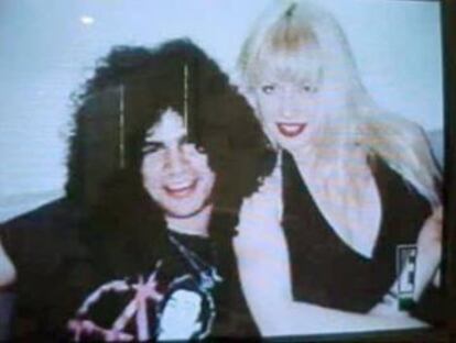 En la imagen, Savannah junto a Slash, guitarrista de Guns N'Roses, con quien mantuvo una relación a principios de los años 90. Ella murió con 23 años. Su caso es todavía hoy un enigma.