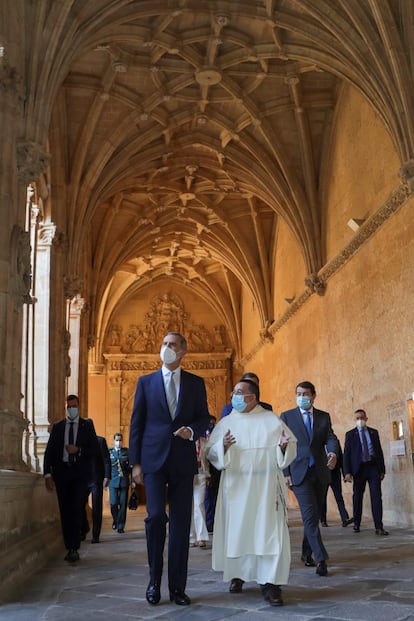 El rey Felipe visita el claustro del convento de San Esteban, en Salamanca, donde este viernes se celebra la 24ª Conferencia de Presidentes.