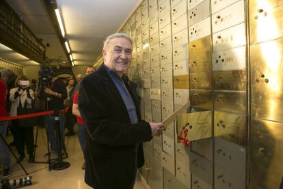 Vicente Molina Foix, ayer ante la caja del Instituto Cervantes. 