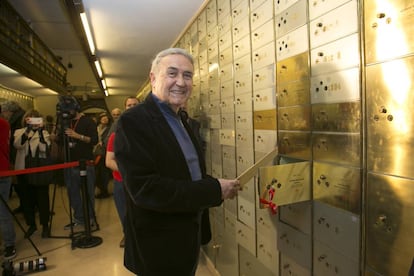 Vicente Molina Foix, ayer ante la caja del Instituto Cervantes.