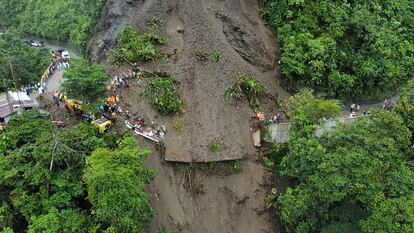 Vista aérea de las operaciones de rescate de un autobús que quedó enterrado en Pueblo Rico, Colombia.