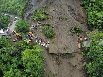 Vista aérea de las operaciones de rescate de un autobús que quedó enterrado en Pueblo Rico, Colombia.