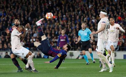 Messi remata de chilena en el duelo contra el United en el Camp Nou.