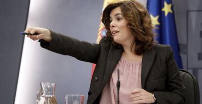 La vicepresidenta del Gobierno, Soraya S&aacute;enz de Santamar&iacute;a, durante la rueda de prensa posterior al Consejo de Ministros. 