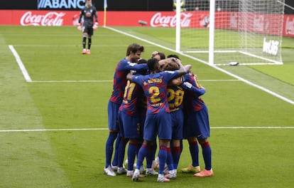 Los jugadores del Barcelona felicitan a Luis Suárez por su tanto.