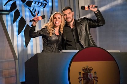 Paula Vázquez y Saúl Craviotto, comentaristas de la versión española de 'Ultimate Beastmaster'.