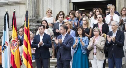 El presidente de la Xunta de Galicia, Alberto Núñez Fejijoó, preside el minturo de silencio en homenaje a las victimas del atentado de Barcelona y Cambrils.