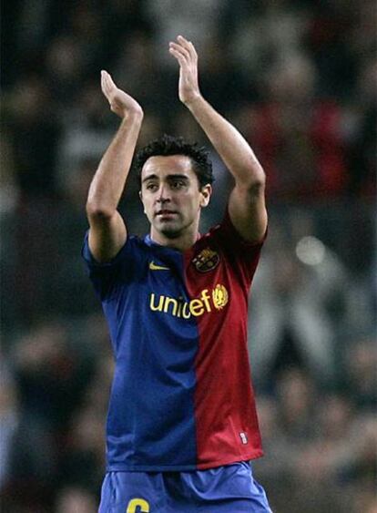 Xavi aplaude a la afición en el partido de Liga contra el Atlético en el Camp Nou.