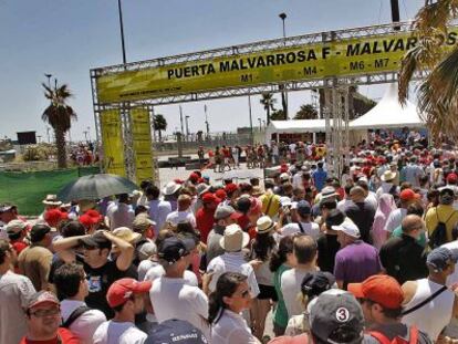 Cola en una de las entradas al circuito de la F-1 en Valencia.