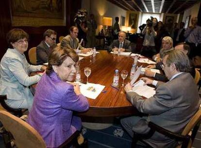 Magdalena Álvarez, ayer, en Barcelona, con el equipo ferroviario de Fomento.