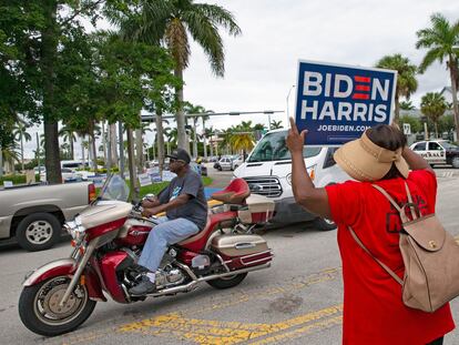 Una seguidora de Joe Biden se manifiesta a favor del candidato demócrata, en Miami, este domingo.