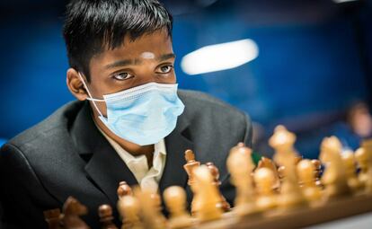 Rameshbabu Praggnanandhaa, durante su partida de hoy en Wijk aan Zee