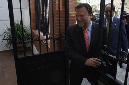 Alfredo Sánchez Monteseirín, ayer, a la entrada de la sede provincial del PSOE en Sevilla.