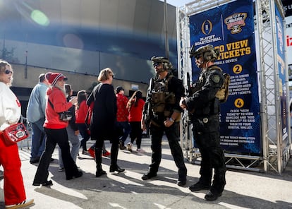 Miembros de las fuerzas de seguridad vigilan los accesos al Caesars Superdome, este jueves en Nueva Orleans.